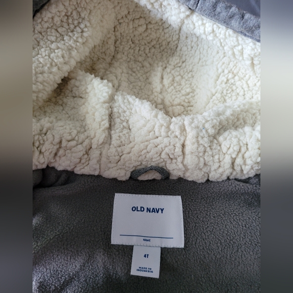 Old Navy Child's Puffer Vest - Gray, Sz 4T - Like New - Picture 6 of 7